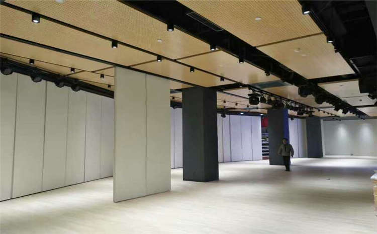 運動木地板材質貴嗎？