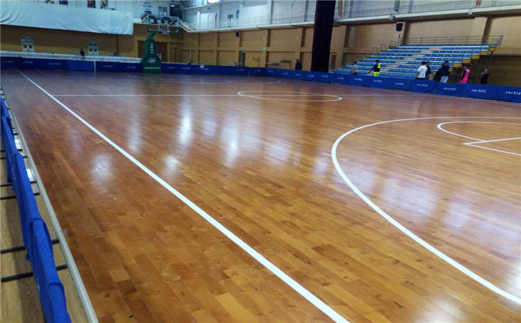 歐氏22厚籃球場木地板一般多少錢？
